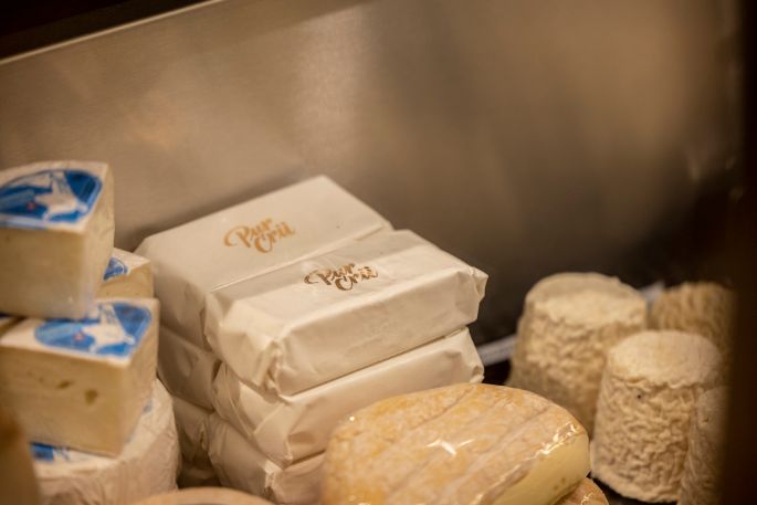 Das charmante Käsefachgeschäft überzeugt nicht nur mit einem harmonischen Ambiente sondern mit seinen ambitionierten Chäsmeitschi.