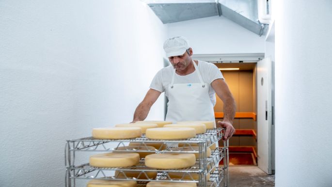 Käser mit Käse auf dem Weg in den Reifungskeller.