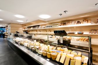 Grosse Käsetheke im Chäsbueb Zytglogge Bern.