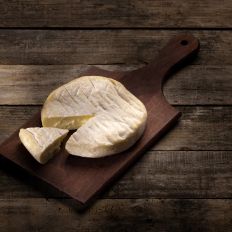 PurCrü Ziegenkäse Robin auf Holzbrett